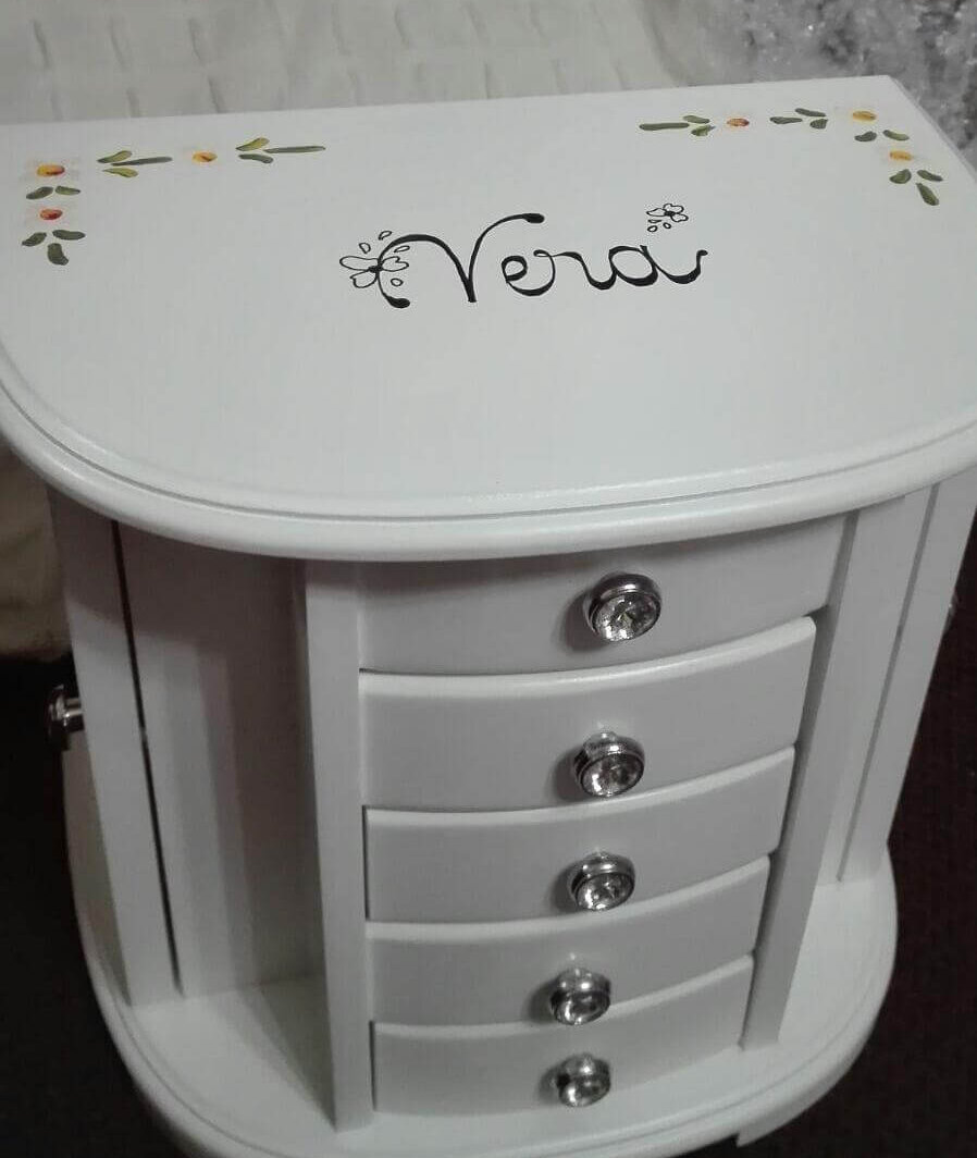 Joyero grande de madera personalizado con el nombre.