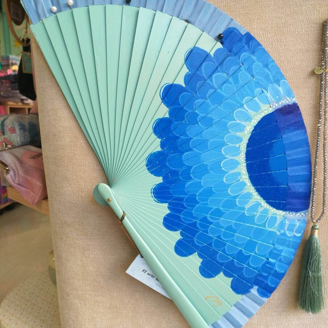Abanico pintado a mano (madera de abedul).