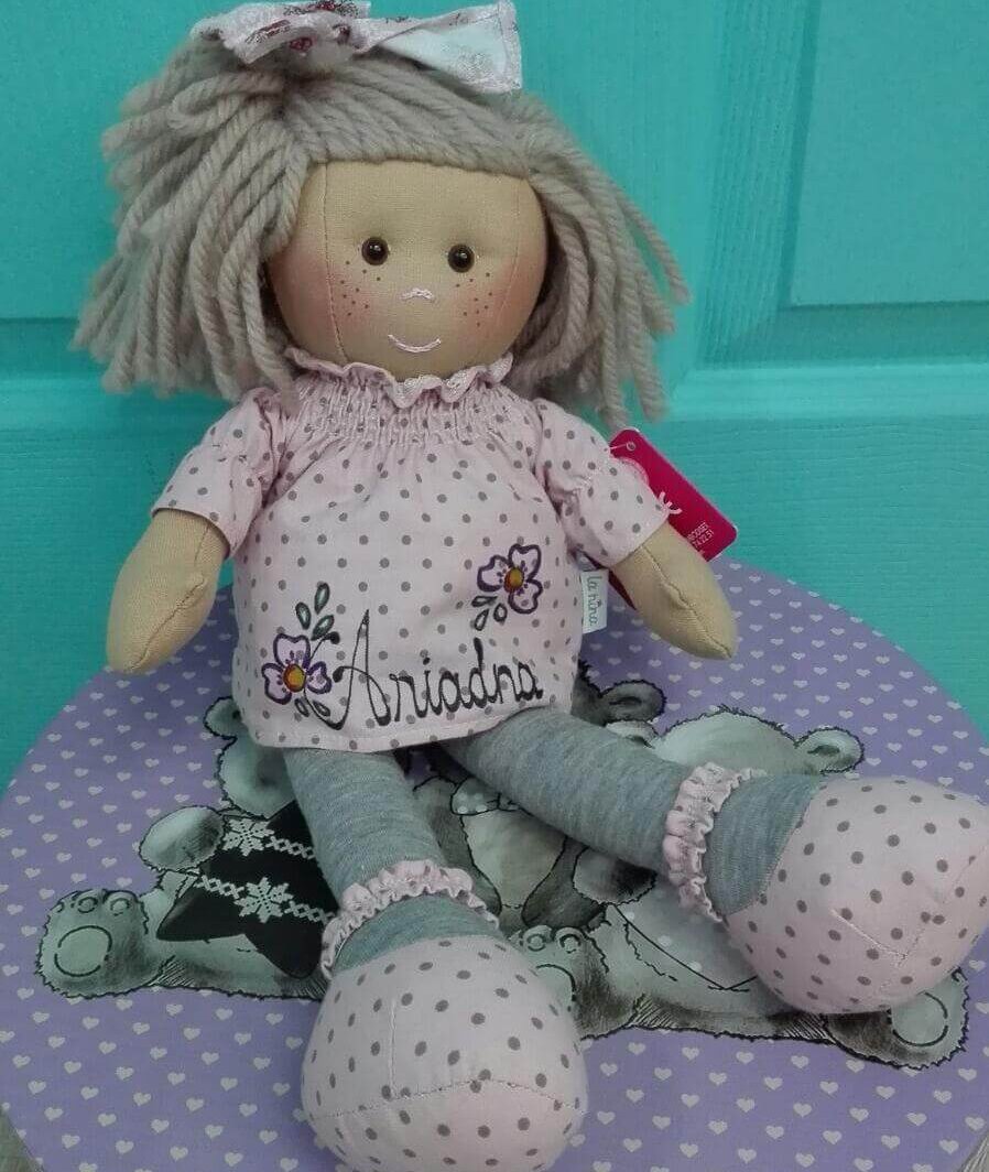 Muñeca de trapo de "La Nina" personalizada con el nombre.