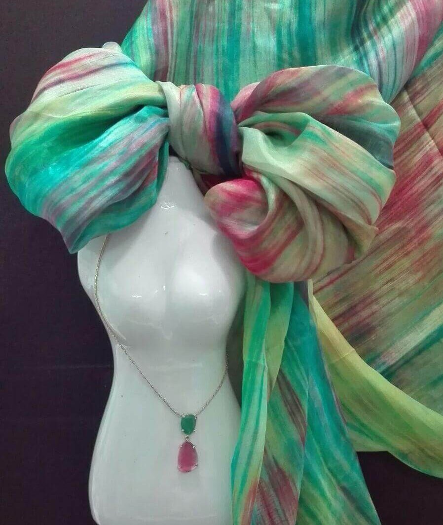 Pañuelo fular de seda teñido a mano.