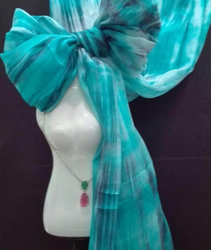 Fular fabricado artesanalmente en seda y teñido a mano.