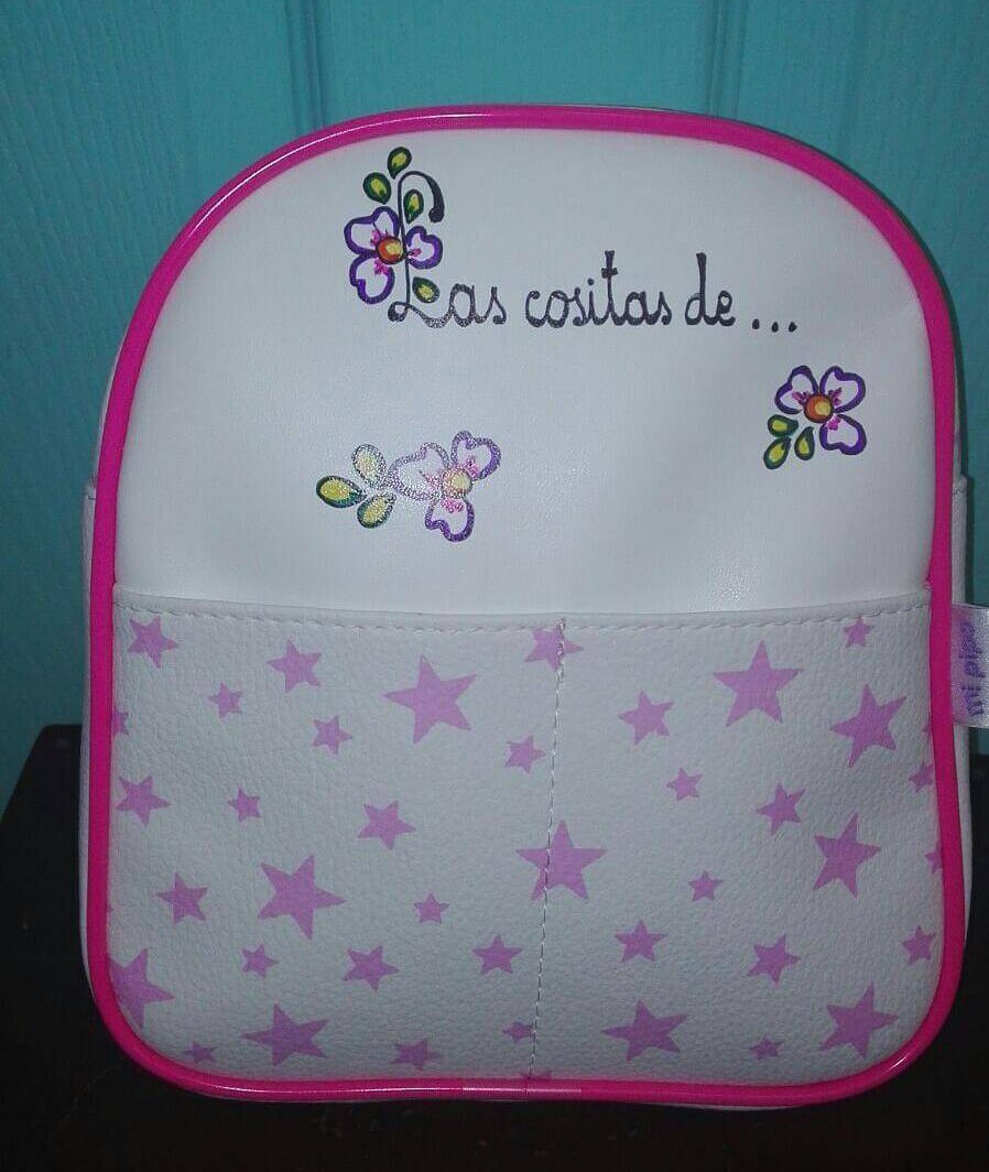 Mochila de estrellitas en rosa con el nombre de la niña.