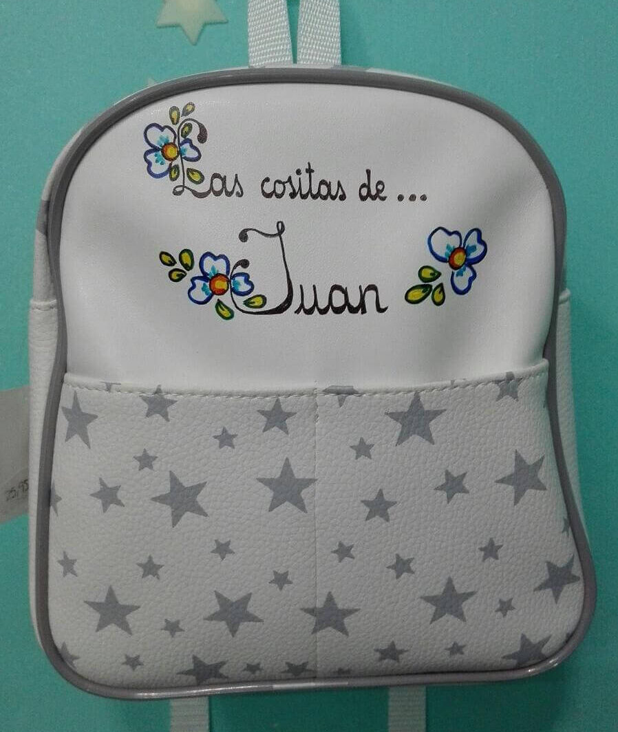Mochila polipiel con estrellas grises. (se personalizacon el nombre)