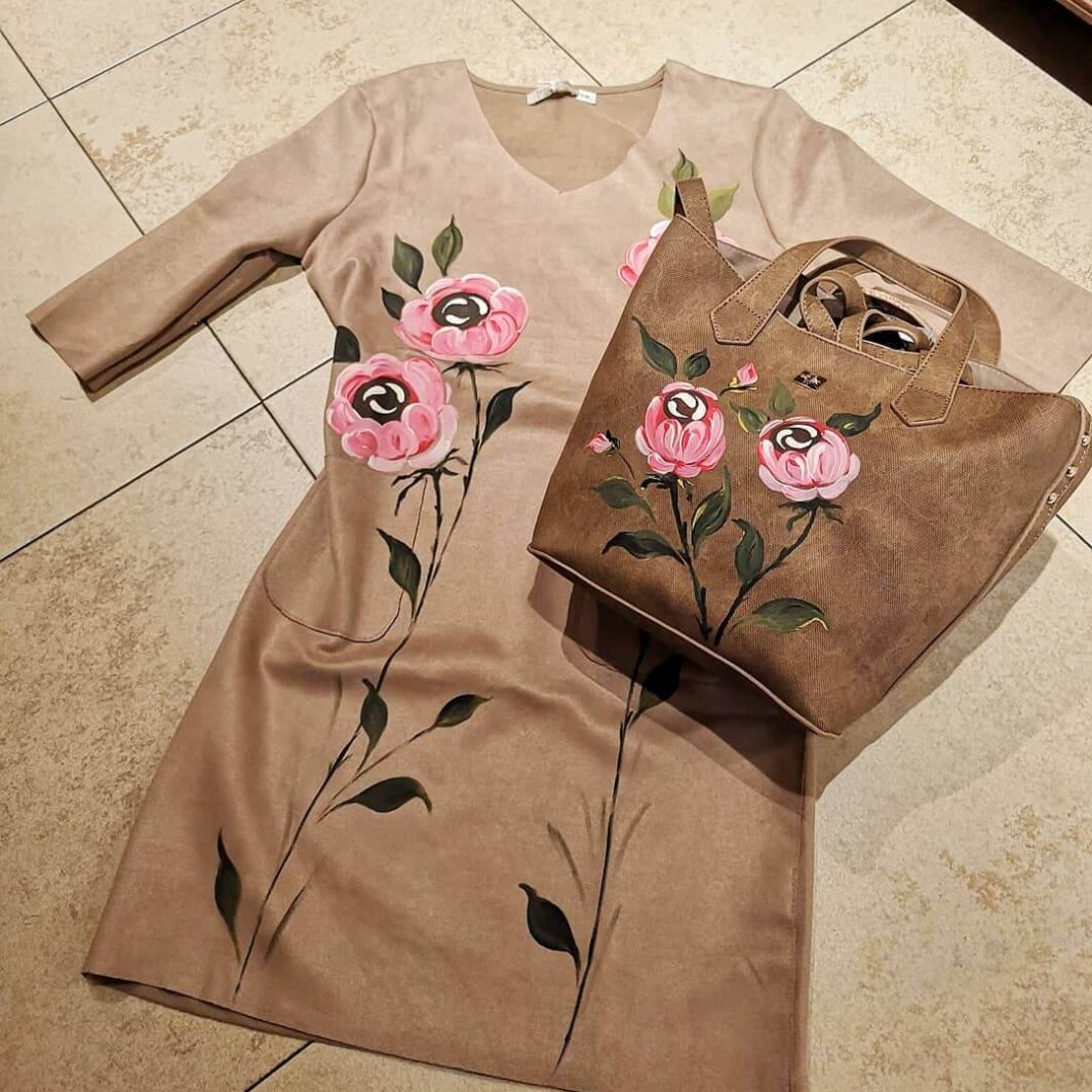 Vestido antelina y bolso pintado a mano .