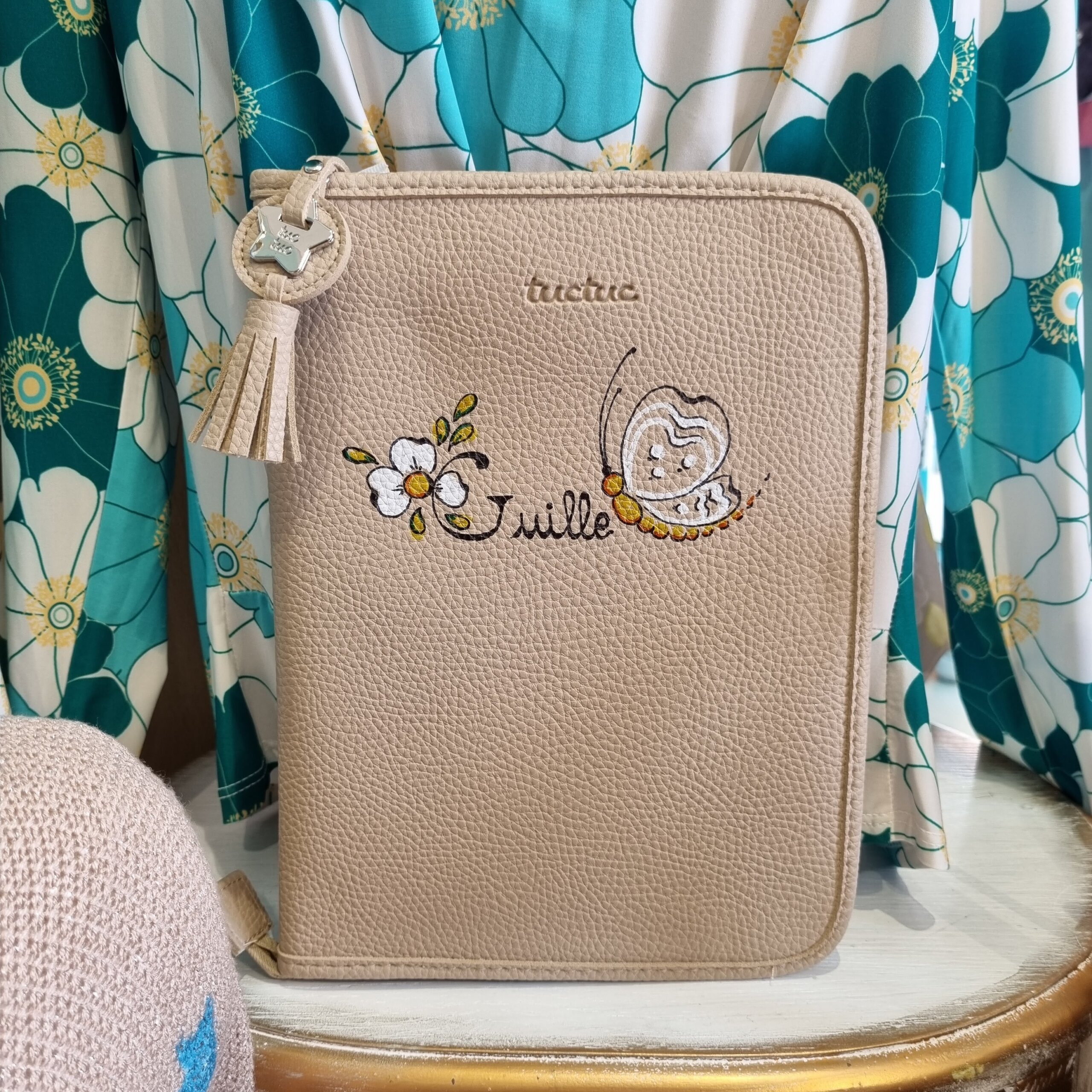 Portadocumentos bebé bordado con nombre ARCOIRIS polipiel color beige